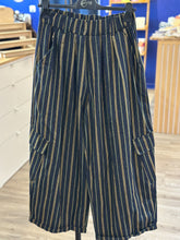 Charger l'image dans la galerie, JOHANNA PARIS - Pantalon magique LARGE A POCHE rayé
